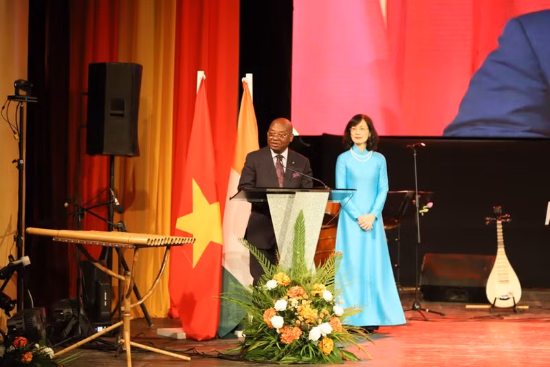 Évariste Koffi Yapi, secrétaire général du ministère des Affaires étrangères, de l'Intégration africaine et des Ivoiriens de l'extérieur et représentant officiel du gouvernement de la République de Côte d'Ivoire à la célébration. Photo : VNA.