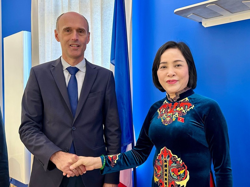 Nguyen Thi Thanh, vice-présidente de l’Assemblée nationale du Vietnam, et Olivier Lavenka, maire de la ville de Provins. Photo : VNA.
