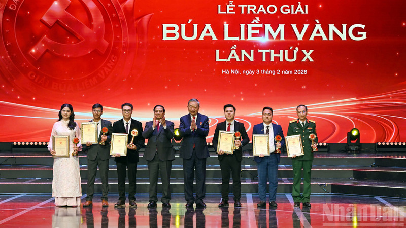 Le secrétaire général du Parti, To Lam, et le Premier ministre Pham Minh Chinh félicitent les lauréats du premier prix. Photo : NDEL.