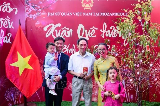 Distribution de l’étrenne du Nouvel An aux représentants des personnes âgées et aux enfants au Mozambique. Photo : Ambassade du Vietnam au Mozambique.