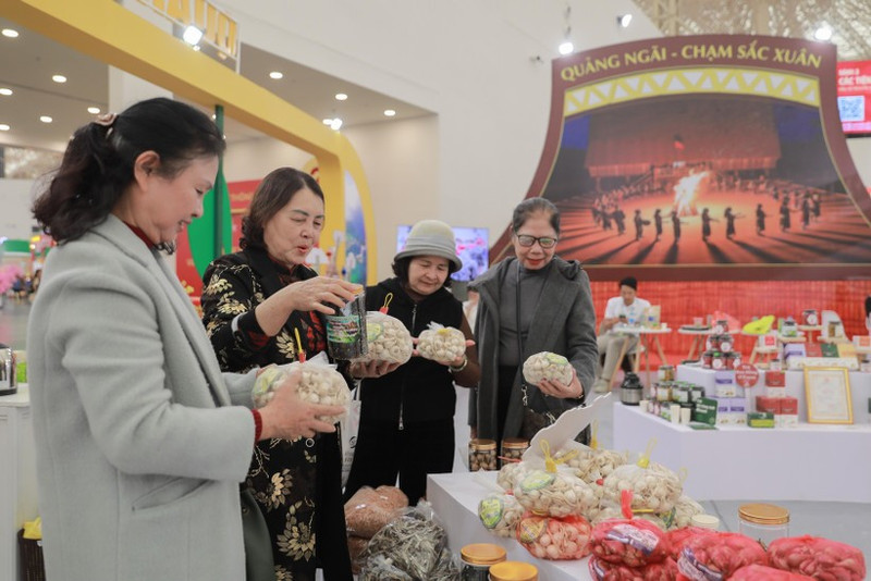 De nombreux produits aux designs variés, reflétant le caractère unique de la province de Quang Ngai, attirent un grand nombre de visiteurs à la Foire du Printemps 2026. Photo : VNA.