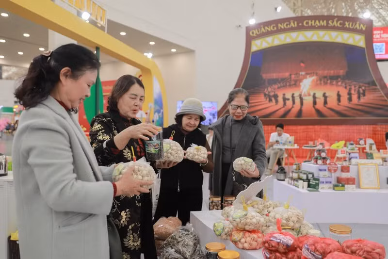 De nombreux produits aux designs variés, reflétant le caractère unique de la province de Quang Ngai, attirent un grand nombre de visiteurs à la Foire du Printemps 2026. Photo : VNA.