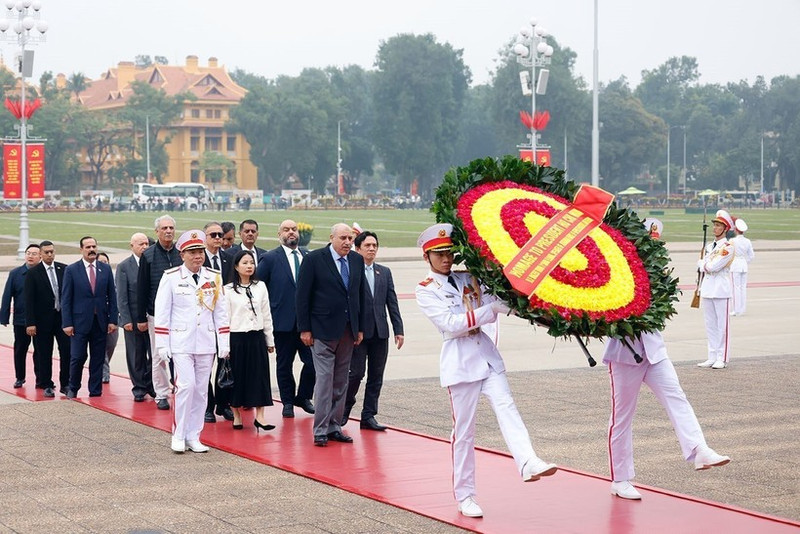 Le président de la Chambre des représentants de Jordanie, Mazen Turki El Qadi, à la tête d’une délégation de haut niveau, rend hommage au Président Hô Chi Minh en son mausolée. Photo : VNA.