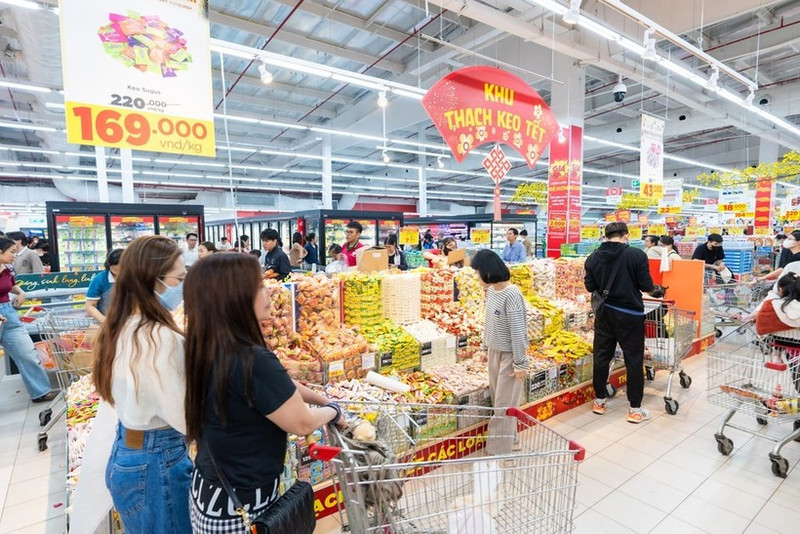 Les clients font leurs courses au centre commercial GO! Thang Long, à Hanoi. Photo : VNA.