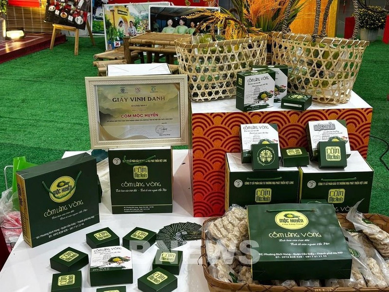 À partir du « côm », l’entreprise a élargi sa gamme à des produits salés, des versions végétariennes et à plusieurs produits dérivés, aux côtés des spécialités traditionnelles. Photo : VNA.