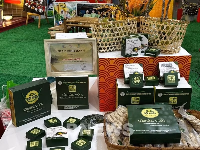 À partir du « côm », l’entreprise a élargi sa gamme à des produits salés, des versions végétariennes et à plusieurs produits dérivés, aux côtés des spécialités traditionnelles. Photo : VNA.