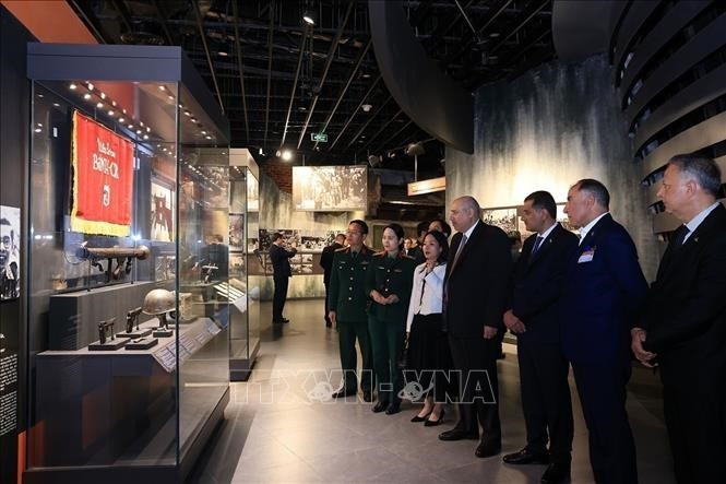 Le président de la Chambre des représentants de Jordanie, Mazen Turki El Qadi, et sa suite visitent le Musée d’histoire militaire du Vietnam, dans la matinée du 4 février. Photo : VNA.