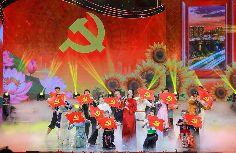 Une représentation dans le cadre du programme politico-artistique intitulé « Duong lên phia truoc » (La voie à suivre), à Hanoï, le 4 février. Photo : VNA.