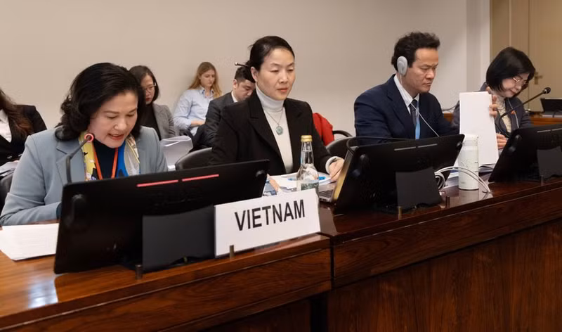 La vice-ministre de l'Intérieur, Nguyen Thi Ha, défend le 9e rapport national sur la mise en œuvre de la CEDAW. Photo : VNA.