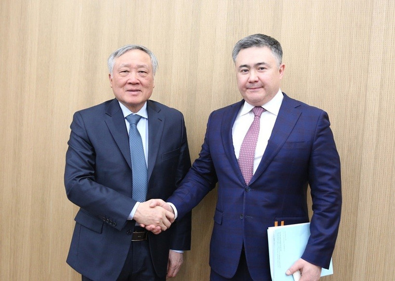 Le vice-Premier ministre permanent Nguyen Hoa Binh et le gouverneur de la Banque centrale du Kazakhstan (NBK), Timur Suleimenov. Photo : VGP.