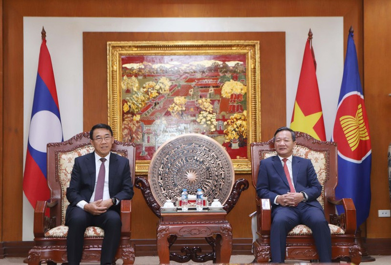 L'ambassadeur du Vietnam au Laos, Nguyen Minh Tam (à droite), reçoit Bounleua Phandanouvong, membre du Comité central et chef de la Commission centrale des relations extérieures du PPRL. Photo : VNA.