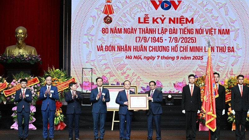 Le Premier ministre Pham Minh Chinh remet l’Ordre de Ho Chi Minh, pour la troisième fois, à la Radio La Voix du Vietnam. Photo : NDEL.