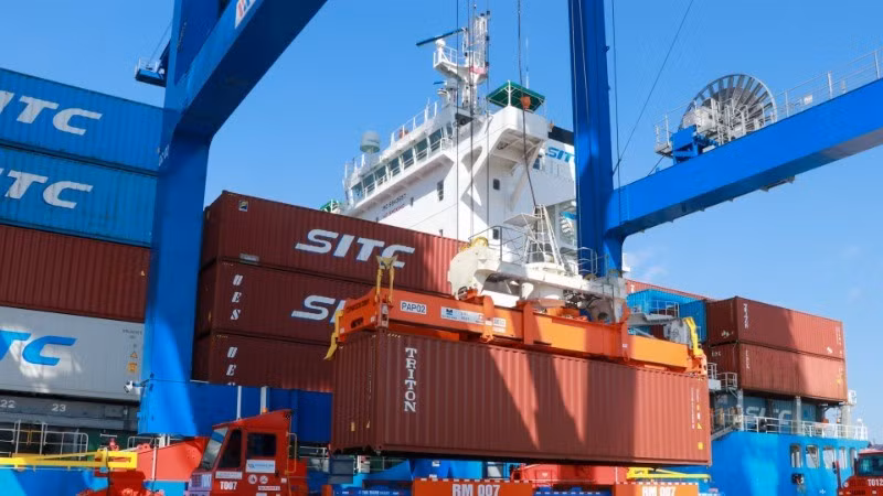 Manutention de marchandises au port de Phuoc An, province de Dong Nai (au Sud du Vietnam). Photo : NDEL.