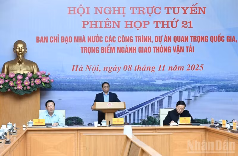 Le Premier ministre Pham Minh Chinh, qui est également le chef du Comité national de pilotage des ouvrages et projets clés du secteur des transports, préside la réunion. Photo: NDEL.