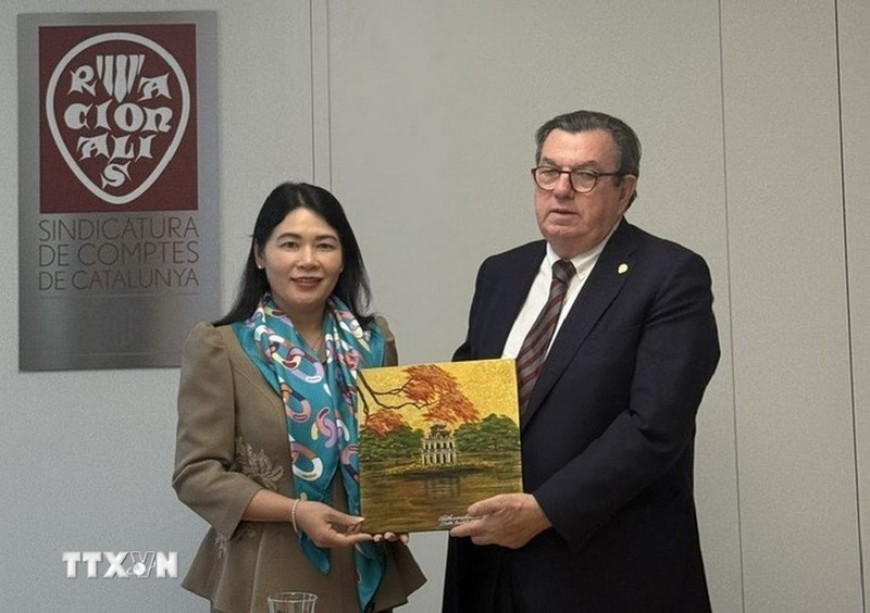 L'auditrice générale adjointe du Vietnam, Ha Thi My Dung remet un souvenir au président de la Cour des comptes catalane Miquel Salazar Canalda. Photo : VNA.