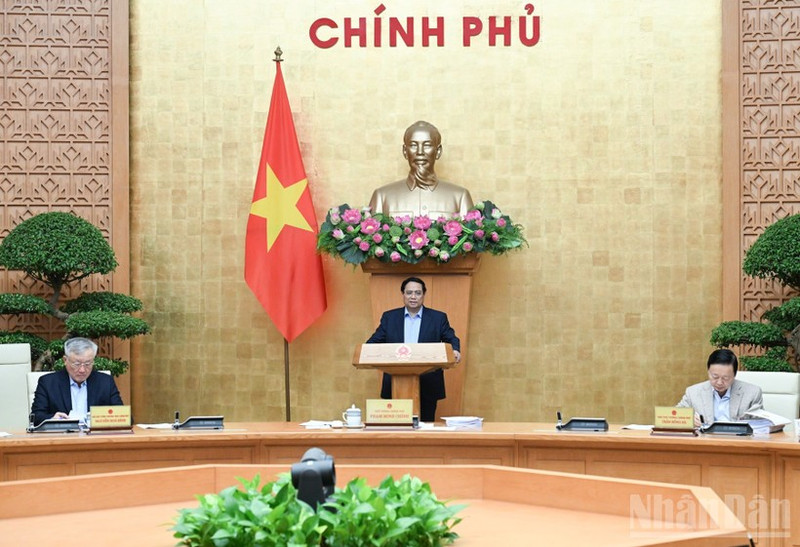 Le Premier ministre Pham Minh Chinh préside la réunion mensuelle du gouvernement d'octobre. Photo : NDEL.