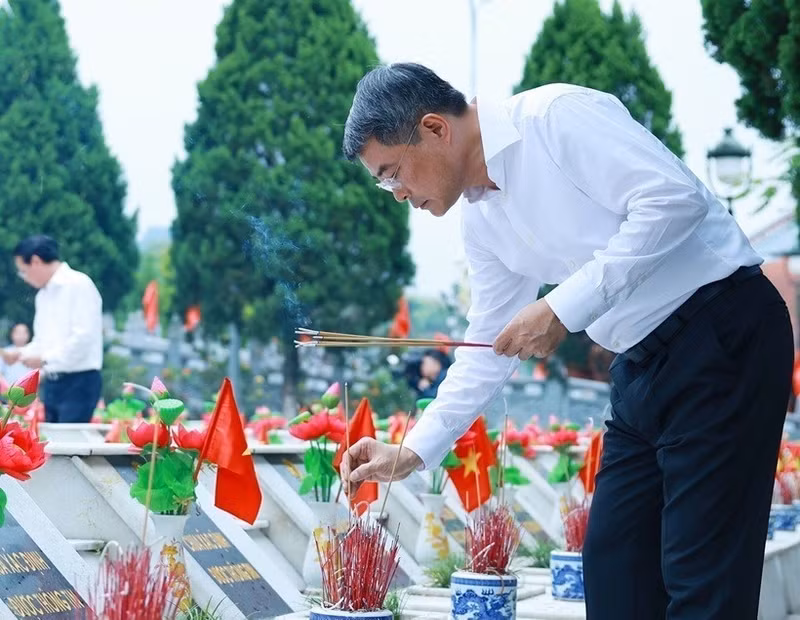 Le Premier ministre Le Minh Hung brûle de l’encens sur la tombe des martyrs au cimetière national de Vi Xuyen (province de Tuyen Quang, au Nord du Vietnam). Photo : VNA.