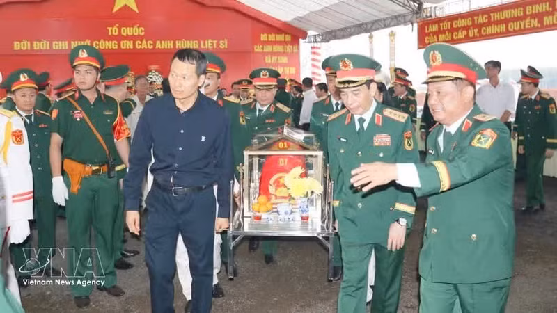 Le général Phan Van Giang, vice-Premier ministre et ministre de la Défense, à la cérémonie de lancement du nouvelle opération de recherche dans la commune de Minh Duc. Photo : VNA.