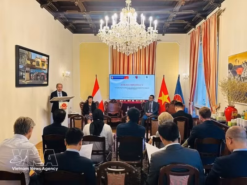 Le prof.-Dr Trân Tuân Anh, vice-président de l’Académie des sciences et des technologies du Vietnam (VAST), s’exprime lors d’un événement en Autriche. Photo : VNA.