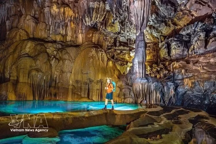 Le gouffre « Ac Mong », profond de 250 mètres et traversé par une mystérieuse rivière souterraine, fait partie du système de grottes Hung Thoong, dans le Parc national de Phong Nha-Ke Bang. Photo : VNA.
