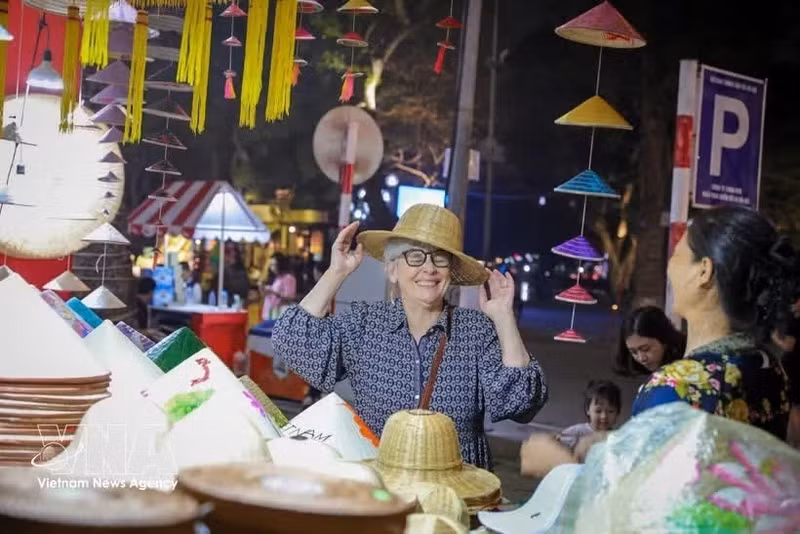 Une touriste étrangère au Festival des cadeaux touristiques de Hanoi 2025. Photo : VNA.