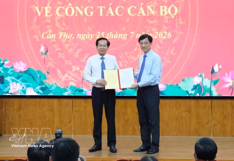 Le chef de la Commission de l’organisation du Comité central du Parti, Nguyen Duy Ngoc (à droite), remet la décision du Politburo d’affecter et de nommer Do Thanh Binh (à gauche) au poste de secrétaire du Comité du Parti de la ville de Can Tho pour le mandat 2025-2030. Photo : VNA.