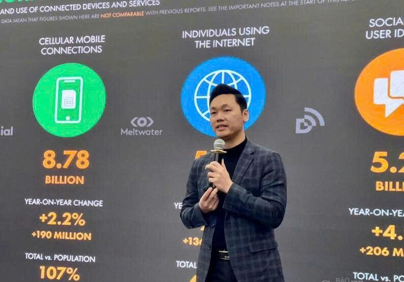 Tran Van Trong, secrétaire général de l’Association vietnamienne du commerce électronique (Vecom) s'exprime lors de l'événement. Photo : Baodautu.