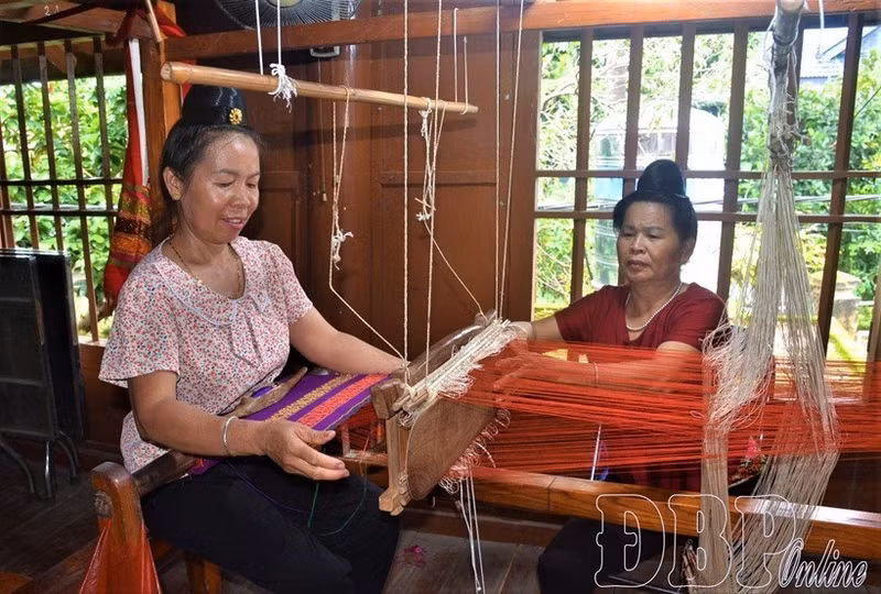 Des femmes du village Ten (quartier de Muong Thanh) participent à une formation visant à préserver l'art traditionnel de la broderie et du tissage de brocart. Photo : Baodienbienphu.