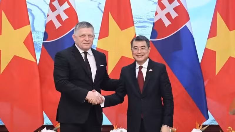 Le Premier ministre vietnamien Le Minh Hung et son homologue slovaque Robert Fico. Photo : NDEL.