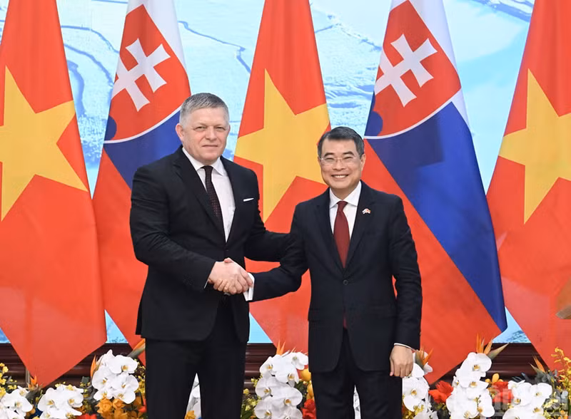 Le Premier ministre Le Minh Hung (droite) et son homologue slovaque Robert Fico. Photo : NDEL.