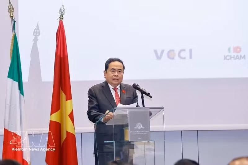 Le président de l'Assemblée nationale (AN), Tran Thanh Man s'exprime lors du dialogue politique sur le renforcement de la coopération Vietnam-Italie. Photo : VNA.