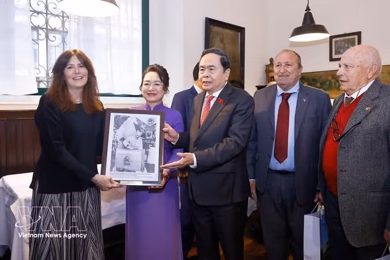 Le président de l'Assemblée nationale, Tran Thanh Man, offre un portrait du Président Hô Chi Minh au restaurant Antica Trattoria della Pesa. Photo : VNA.