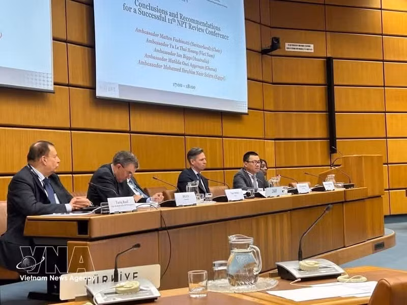 L'ambassadeur du Vietnam en Autriche, Vu Le Thai Hoang (premier de droite) au séminaire international à Vienne. Photo : VNA.