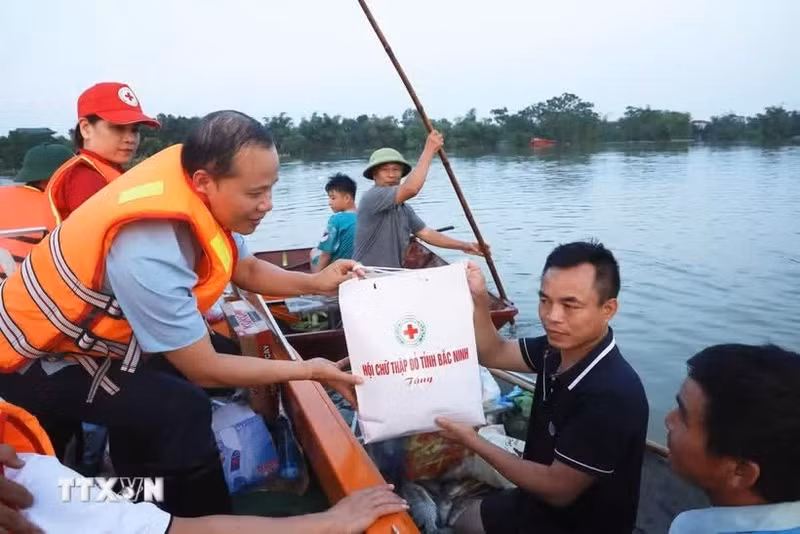La Croix-Rouge de la province de Bac Ninh organise des délégations pour rendre visite et offrir des cadeaux aux habitants des communes de Tien Luc, My Thai et Ngoc Thien. Photo : VNA.