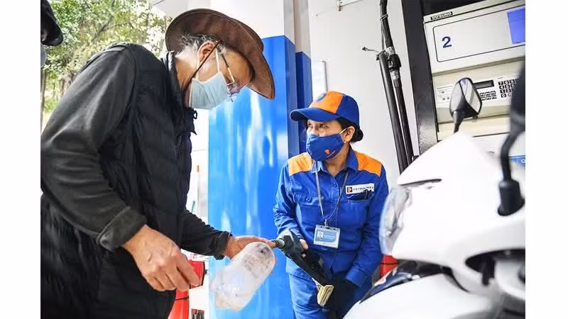Des habitants achètent de l’essence dans une station-service. Photo : NDEL.