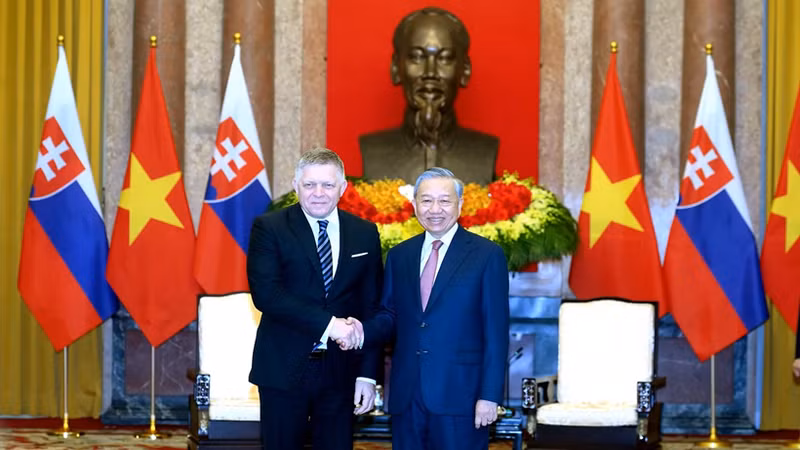 Le secrétaire général du Parti communiste du Vietnam et président de la République To Lam (droite), reçoit le Premier ministre slovaque, Robert Fico. Photo : NDEL.