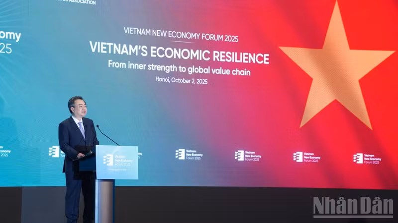 Nguyen Thanh Nghi, chef de la Commission centrale des politiques et stratégies, prend la parole au forum. Photo : NDEL.