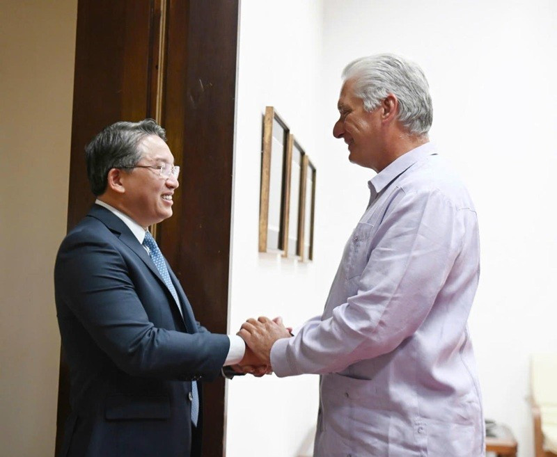 Nguyen Hai Ninh, ministre vietnamien de la Justice rencontre Miguel Mario Díaz-Canel Bermúdez, Premier secrétaire et président de Cuba. Photo : Journal Phap Luat.