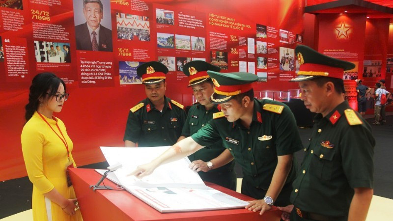 Cadres et officiers de la Division 3 (Région militaire 1) découvrent la lecture de livres électroniques lors de l’exposition. Photo : Nhân Dân.
