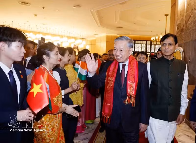 Des représentants de la communauté vietnamienne ainsi que le personnel de l’ambassade du Vietnam en Inde accueillent secrétaire général du Parti communiste du Vietnam et président de la République, To Lam. Photo: VNA.