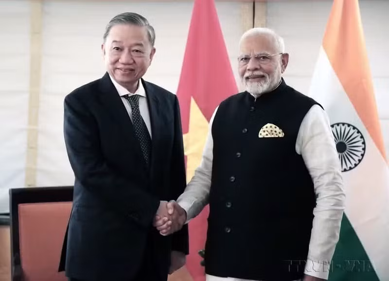 Le secrétaire général du Parti communiste du Vietnam et président de la République, To Lam (à gauche) rencontre le Premier ministre indien Narendra Modi, dans le cadre de sa participation à la 79e session de l’Assemblée générale des Nations unies et de ses activités aux États-Unis, dans l’après-midi du 23 septembre 2024 (heure locale), à New York. Photo : VNA.