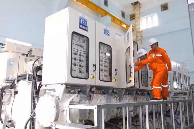 Des agents du secteur de l’électricité de Hô Chi Minh-Ville inspectent l’exploitation du poste de transformation 110 kV de Cho Lon. Photo : VNA.
