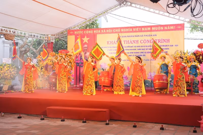 Spectacle de tambours lors de la cérémonie d’inauguration des travaux de restauration et de mise en valeur de la maison communale de Hoang Long. Photo : Van Thu.