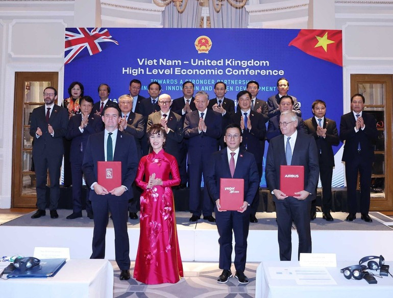 Le secrétaire général du Parti communiste du Vietnam (PCV) To Lam assiste à la remise des accords de coopération Vietnam – Royaume-Uni. Photo: VNA.