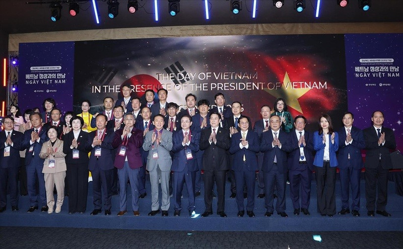 Le président Luong Cuong et les délégués à la “Journée du Vietnam”. Photo : Lam Khanh/VNA.