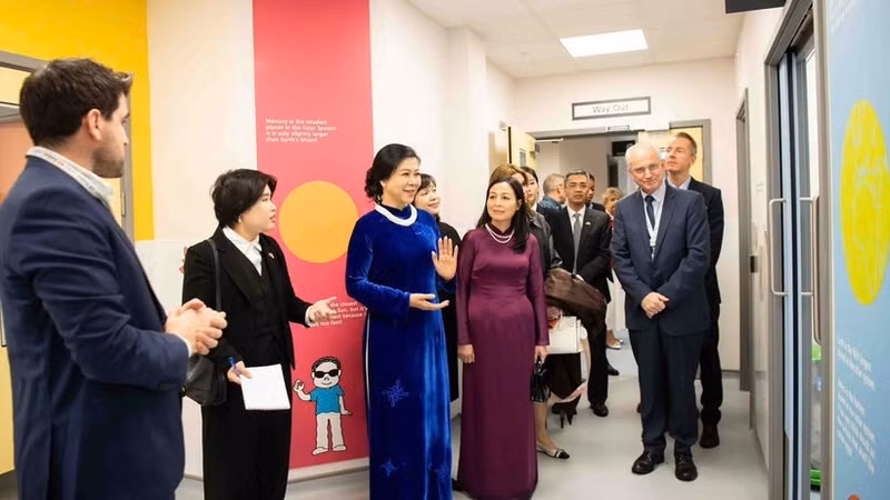 L’épouse du secrétaire général (SG) du Parti communiste du Vietnam (PCV) To Lam (centre) visite l’Hôpital pour enfants Evelina London. Photo: VNA.