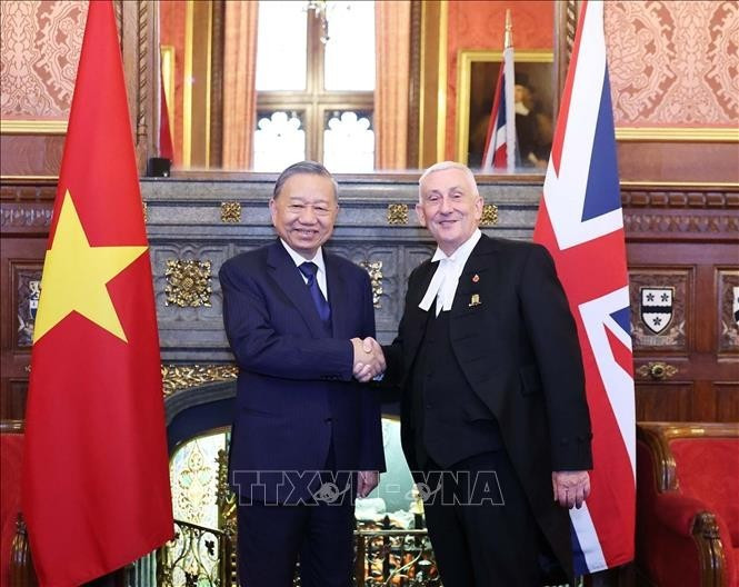 Le secrétaire général du Parti communiste du Vietnam, To Lam (à gauche) et le président de la Chambre des communes Lindsay Hoyle. Photo : VNA.