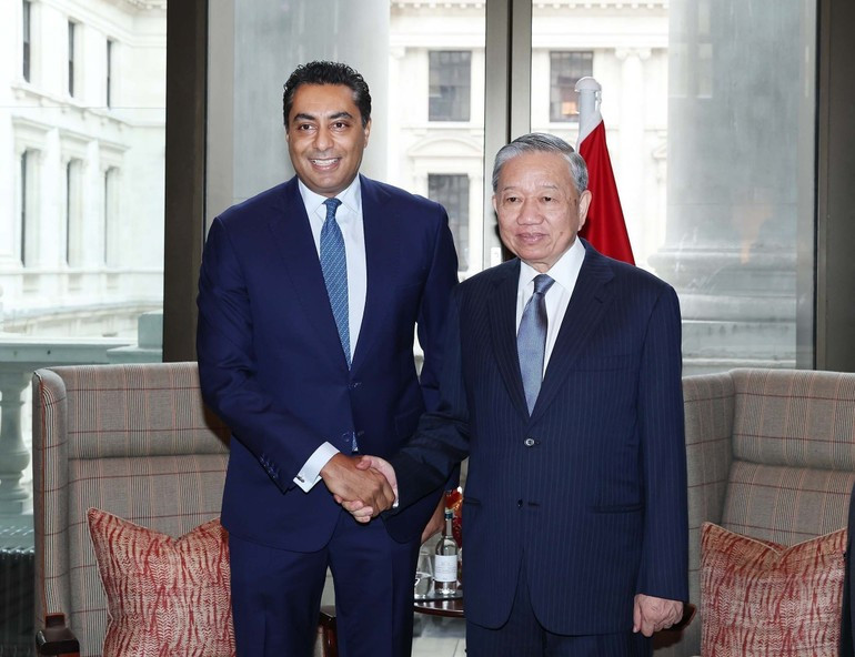 Le secrétaire général du Parti communiste du Vietnam, To Lam (à droite) et le directeur général de Standard Chartered Bank, Saif Malik. Photo : VNA.