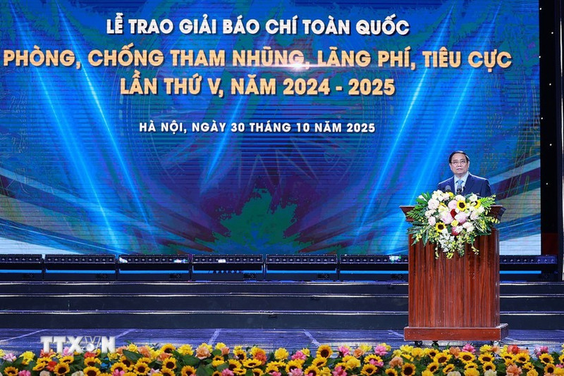Le Premier ministre Pham Minh Chinh à la cérémonie de remise du 5e Prix journalistique national contre la corruption, le gaspillage et les pratiques malsaines (2024–2025). Photo : VNA.