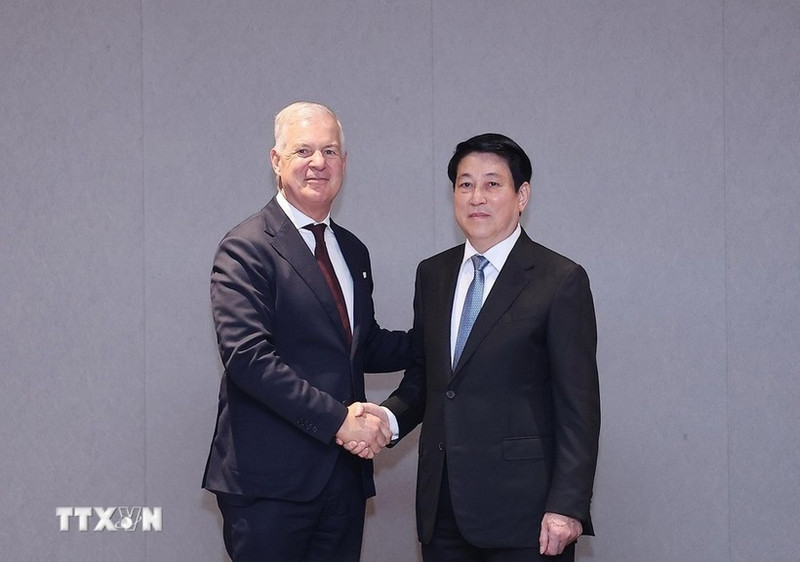 Le président de la République, Luong Cuong (droite), et le secrétaire général de la Chambre de commerce internationale (ICC), John Denton. Photo : VNA.